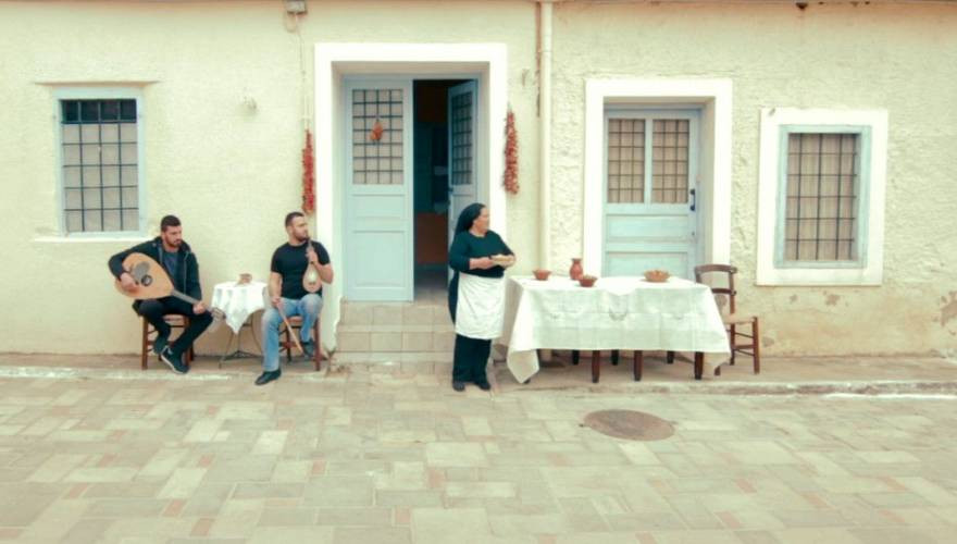 Γιαγιά στην Κρήτη κυνηγά δρομείς με τηγανόψωμα -Το ξεκαρδιστικό βίντεο που κάνει θραύση!